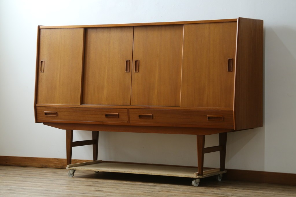 デンマークヴィンテージ　美品　Westergaards Mobelfabrik(ウエスタゴーズ・モーベルファブリック)　Erik Jensen(エリック・ジェンセン)デザイン　チーク材　ミラー装飾がお洒落なサイドボード　(R-087501)