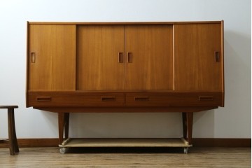 デンマークヴィンテージ　美品　Westergaards Mobelfabrik(ウエスタゴーズ・モーベルファブリック)　Erik Jensen(エリック・ジェンセン)デザイン　チーク材　ミラー装飾がお洒落なサイドボード　(R-087501)
