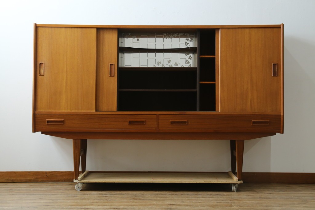 デンマークヴィンテージ　美品　Westergaards Mobelfabrik(ウエスタゴーズ・モーベルファブリック)　Erik Jensen(エリック・ジェンセン)デザイン　チーク材　ミラー装飾がお洒落なサイドボード　(R-087501)