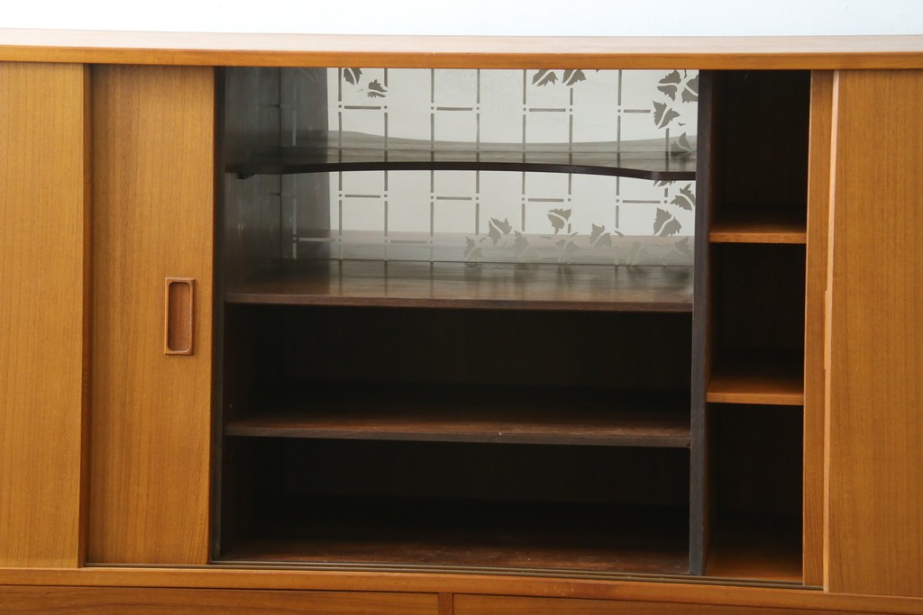 デンマークヴィンテージ　美品　Westergaards Mobelfabrik(ウエスタゴーズ・モーベルファブリック)　Erik Jensen(エリック・ジェンセン)デザイン　チーク材　ミラー装飾がお洒落なサイドボード　(R-087501)