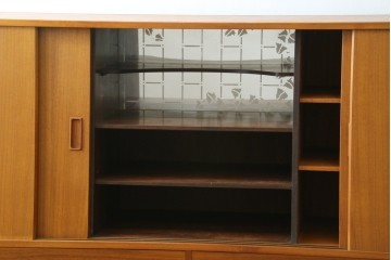 デンマークヴィンテージ　美品　Westergaards Mobelfabrik(ウエスタゴーズ・モーベルファブリック)　Erik Jensen(エリック・ジェンセン)デザイン　チーク材　ミラー装飾がお洒落なサイドボード　(R-087501)