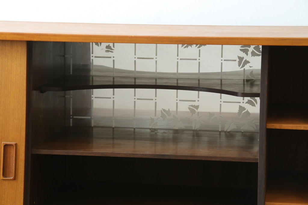 デンマークヴィンテージ　美品　Westergaards Mobelfabrik(ウエスタゴーズ・モーベルファブリック)　Erik Jensen(エリック・ジェンセン)デザイン　チーク材　ミラー装飾がお洒落なサイドボード　(R-087501)