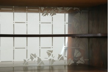 デンマークヴィンテージ　美品　Westergaards Mobelfabrik(ウエスタゴーズ・モーベルファブリック)　Erik Jensen(エリック・ジェンセン)デザイン　チーク材　ミラー装飾がお洒落なサイドボード　(R-087501)