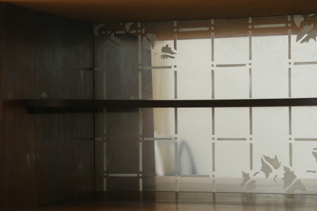 デンマークヴィンテージ　美品　Westergaards Mobelfabrik(ウエスタゴーズ・モーベルファブリック)　Erik Jensen(エリック・ジェンセン)デザイン　チーク材　ミラー装飾がお洒落なサイドボード　(R-087501)