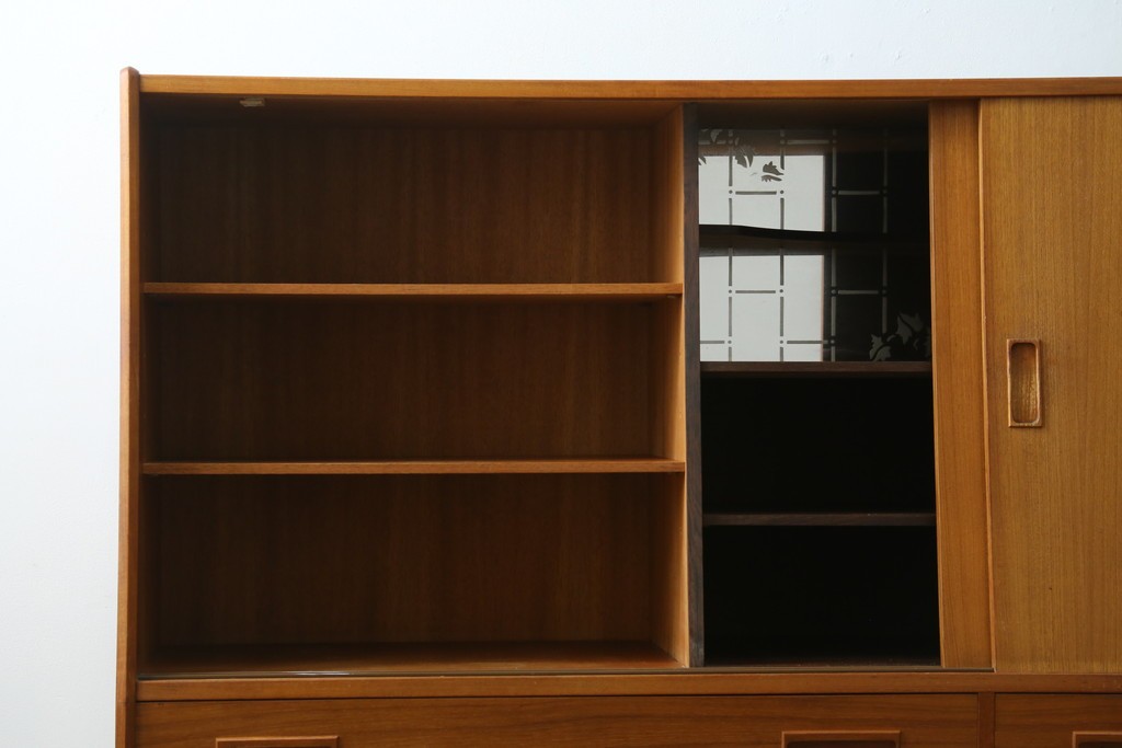 デンマークヴィンテージ　美品　Westergaards Mobelfabrik(ウエスタゴーズ・モーベルファブリック)　Erik Jensen(エリック・ジェンセン)デザイン　チーク材　ミラー装飾がお洒落なサイドボード　(R-087501)