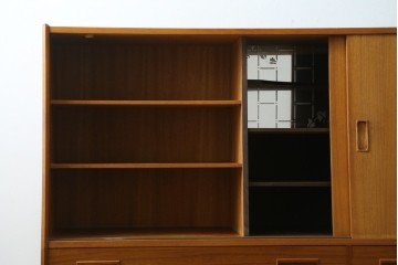 デンマークヴィンテージ　美品　Westergaards Mobelfabrik(ウエスタゴーズ・モーベルファブリック)　Erik Jensen(エリック・ジェンセン)デザイン　チーク材　ミラー装飾がお洒落なサイドボード　(R-087501)