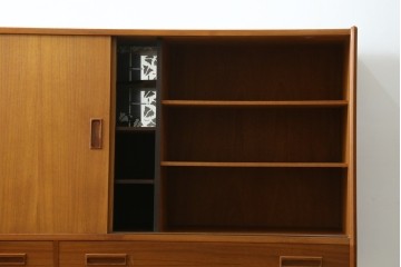 デンマークヴィンテージ　美品　Westergaards Mobelfabrik(ウエスタゴーズ・モーベルファブリック)　Erik Jensen(エリック・ジェンセン)デザイン　チーク材　ミラー装飾がお洒落なサイドボード　(R-087501)