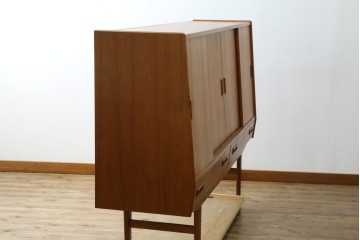 デンマークヴィンテージ　美品　Westergaards Mobelfabrik(ウエスタゴーズ・モーベルファブリック)　Erik Jensen(エリック・ジェンセン)デザイン　チーク材　ミラー装飾がお洒落なサイドボード　(R-087501)