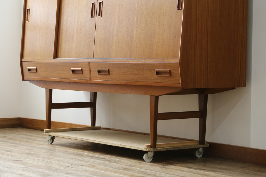 デンマークヴィンテージ　美品　Westergaards Mobelfabrik(ウエスタゴーズ・モーベルファブリック)　Erik Jensen(エリック・ジェンセン)デザイン　チーク材　ミラー装飾がお洒落なサイドボード　(R-087501)