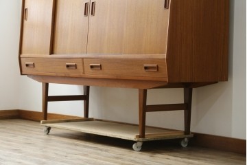 デンマークヴィンテージ　美品　Westergaards Mobelfabrik(ウエスタゴーズ・モーベルファブリック)　Erik Jensen(エリック・ジェンセン)デザイン　チーク材　ミラー装飾がお洒落なサイドボード　(R-087501)
