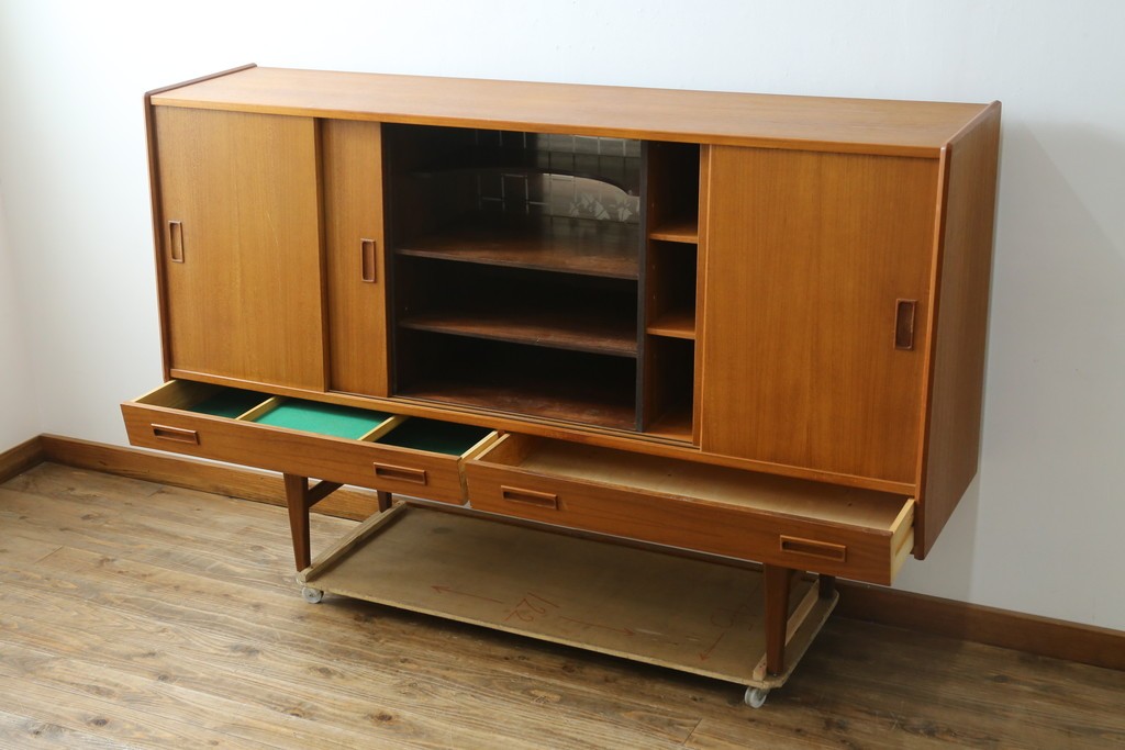 デンマークヴィンテージ　美品　Westergaards Mobelfabrik(ウエスタゴーズ・モーベルファブリック)　Erik Jensen(エリック・ジェンセン)デザイン　チーク材　ミラー装飾がお洒落なサイドボード　(R-087501)