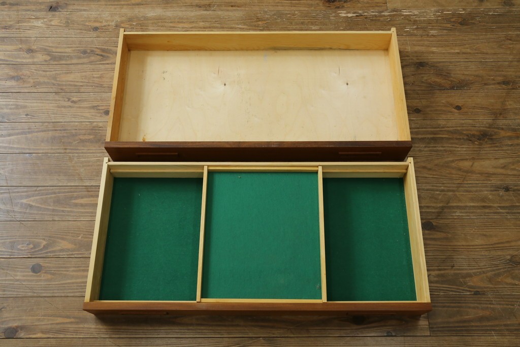 デンマークヴィンテージ　美品　Westergaards Mobelfabrik(ウエスタゴーズ・モーベルファブリック)　Erik Jensen(エリック・ジェンセン)デザイン　チーク材　ミラー装飾がお洒落なサイドボード　(R-087501)