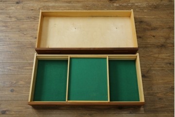 デンマークヴィンテージ　美品　Westergaards Mobelfabrik(ウエスタゴーズ・モーベルファブリック)　Erik Jensen(エリック・ジェンセン)デザイン　チーク材　ミラー装飾がお洒落なサイドボード　(R-087501)