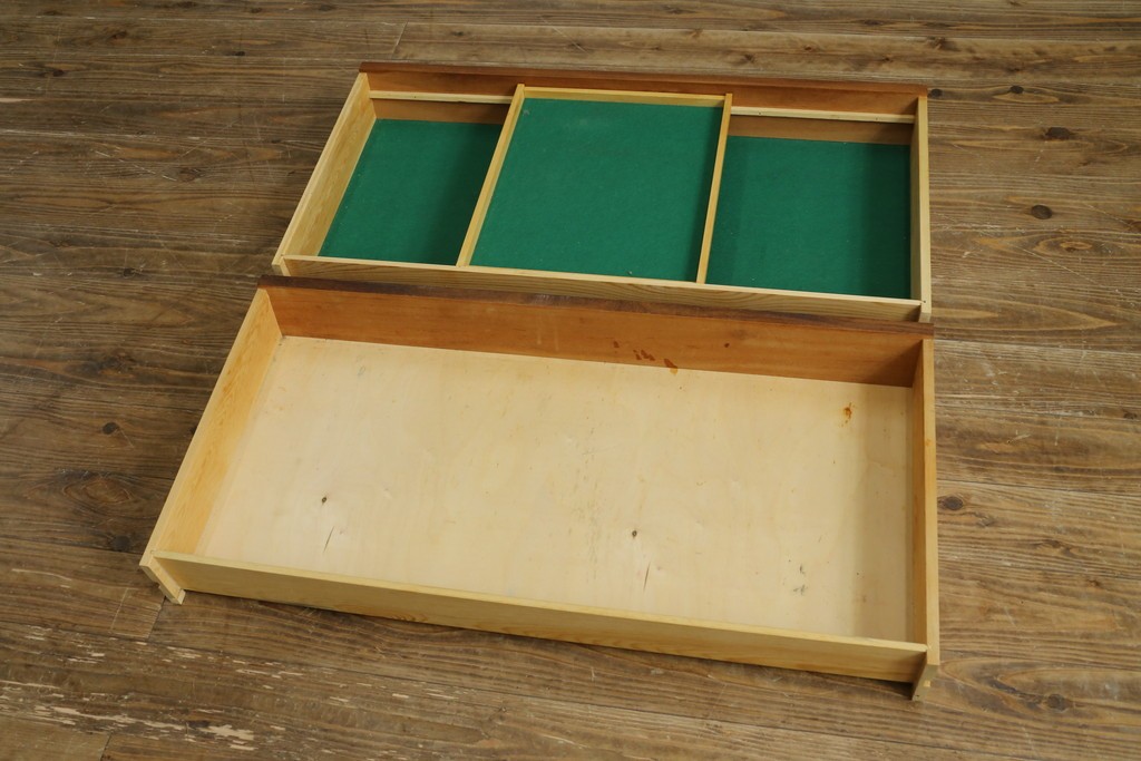 デンマークヴィンテージ　美品　Westergaards Mobelfabrik(ウエスタゴーズ・モーベルファブリック)　Erik Jensen(エリック・ジェンセン)デザイン　チーク材　ミラー装飾がお洒落なサイドボード　(R-087501)