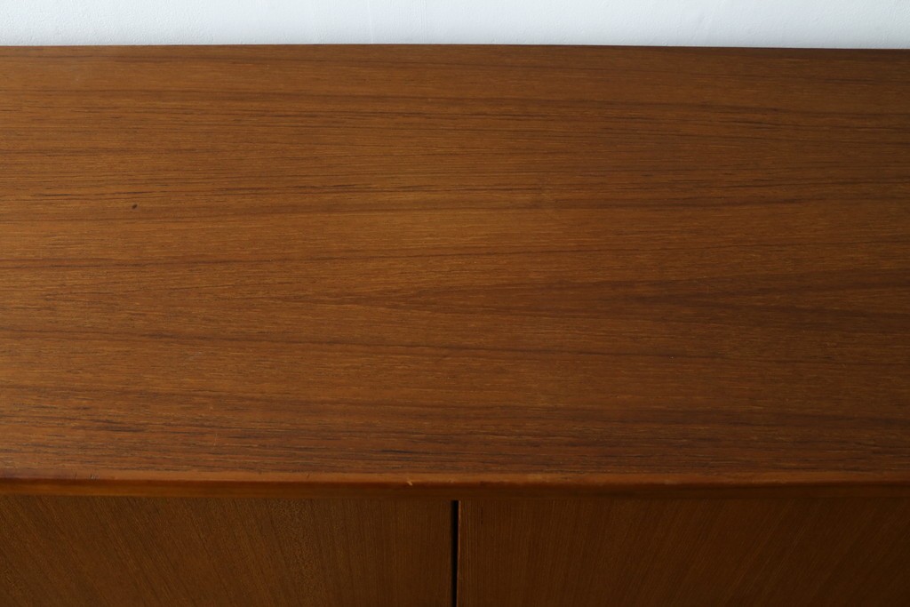 デンマークヴィンテージ　美品　Westergaards Mobelfabrik(ウエスタゴーズ・モーベルファブリック)　Erik Jensen(エリック・ジェンセン)デザイン　チーク材　ミラー装飾がお洒落なサイドボード　(R-087501)