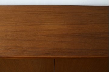 デンマークヴィンテージ　美品　Westergaards Mobelfabrik(ウエスタゴーズ・モーベルファブリック)　Erik Jensen(エリック・ジェンセン)デザイン　チーク材　ミラー装飾がお洒落なサイドボード　(R-087501)