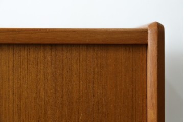 デンマークヴィンテージ　美品　Westergaards Mobelfabrik(ウエスタゴーズ・モーベルファブリック)　Erik Jensen(エリック・ジェンセン)デザイン　チーク材　ミラー装飾がお洒落なサイドボード　(R-087501)