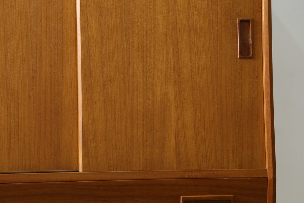 デンマークヴィンテージ　美品　Westergaards Mobelfabrik(ウエスタゴーズ・モーベルファブリック)　Erik Jensen(エリック・ジェンセン)デザイン　チーク材　ミラー装飾がお洒落なサイドボード　(R-087501)