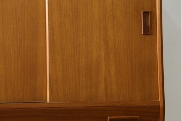 デンマークヴィンテージ　美品　Westergaards Mobelfabrik(ウエスタゴーズ・モーベルファブリック)　Erik Jensen(エリック・ジェンセン)デザイン　チーク材　ミラー装飾がお洒落なサイドボード　(R-087501)