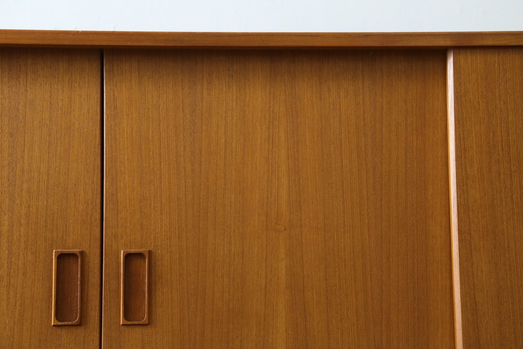 デンマークヴィンテージ　美品　Westergaards Mobelfabrik(ウエスタゴーズ・モーベルファブリック)　Erik Jensen(エリック・ジェンセン)デザイン　チーク材　ミラー装飾がお洒落なサイドボード　(R-087501)