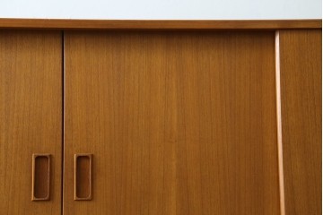 デンマークヴィンテージ　美品　Westergaards Mobelfabrik(ウエスタゴーズ・モーベルファブリック)　Erik Jensen(エリック・ジェンセン)デザイン　チーク材　ミラー装飾がお洒落なサイドボード　(R-087501)