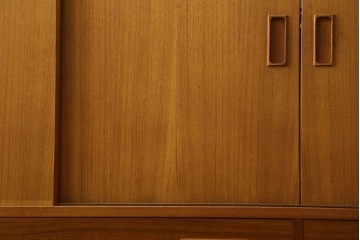 デンマークヴィンテージ　美品　Westergaards Mobelfabrik(ウエスタゴーズ・モーベルファブリック)　Erik Jensen(エリック・ジェンセン)デザイン　チーク材　ミラー装飾がお洒落なサイドボード　(R-087501)