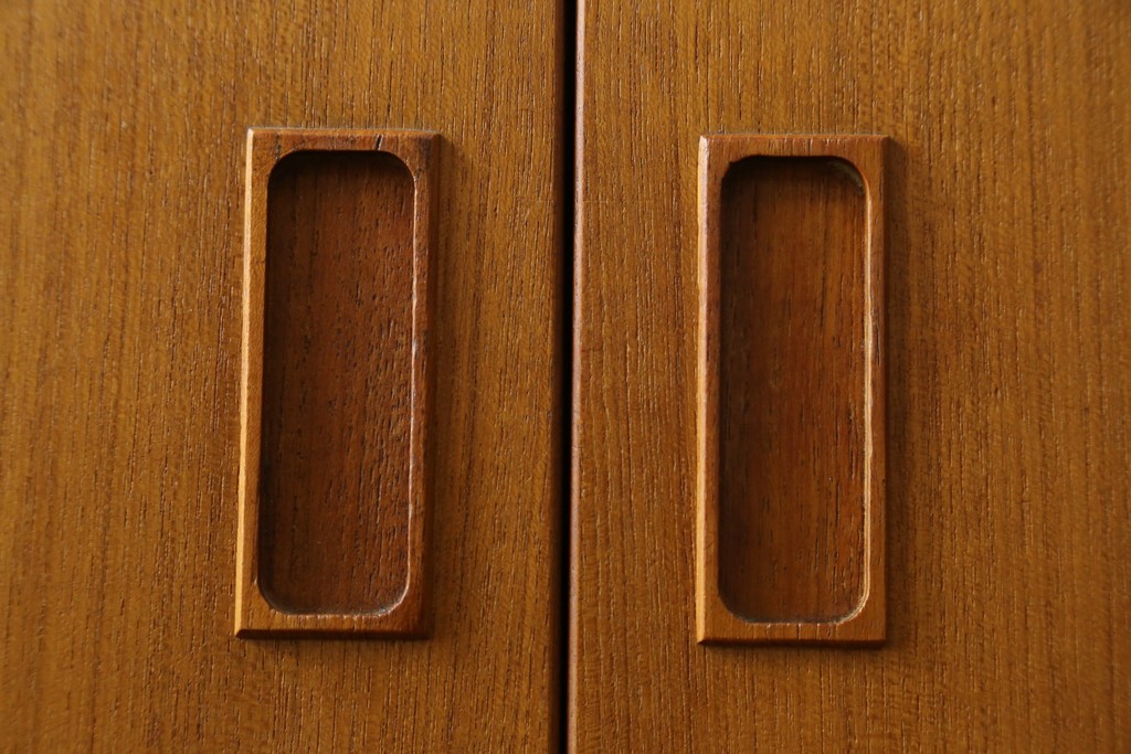 デンマークヴィンテージ　美品　Westergaards Mobelfabrik(ウエスタゴーズ・モーベルファブリック)　Erik Jensen(エリック・ジェンセン)デザイン　チーク材　ミラー装飾がお洒落なサイドボード　(R-087501)