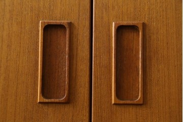 デンマークヴィンテージ　美品　Westergaards Mobelfabrik(ウエスタゴーズ・モーベルファブリック)　Erik Jensen(エリック・ジェンセン)デザイン　チーク材　ミラー装飾がお洒落なサイドボード　(R-087501)