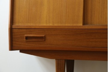 デンマークヴィンテージ　美品　Westergaards Mobelfabrik(ウエスタゴーズ・モーベルファブリック)　Erik Jensen(エリック・ジェンセン)デザイン　チーク材　ミラー装飾がお洒落なサイドボード　(R-087501)