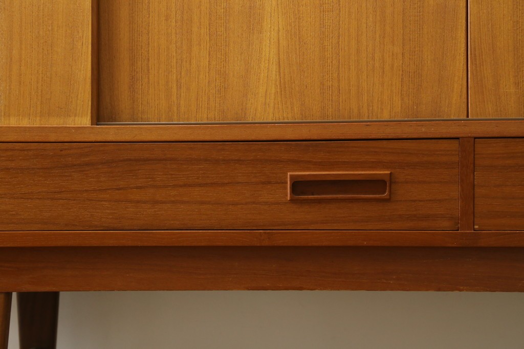デンマークヴィンテージ　美品　Westergaards Mobelfabrik(ウエスタゴーズ・モーベルファブリック)　Erik Jensen(エリック・ジェンセン)デザイン　チーク材　ミラー装飾がお洒落なサイドボード　(R-087501)