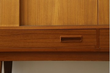デンマークヴィンテージ　美品　Westergaards Mobelfabrik(ウエスタゴーズ・モーベルファブリック)　Erik Jensen(エリック・ジェンセン)デザイン　チーク材　ミラー装飾がお洒落なサイドボード　(R-087501)