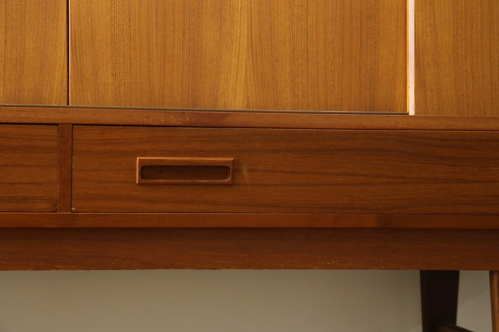 デンマークヴィンテージ　美品　Westergaards Mobelfabrik(ウエスタゴーズ・モーベルファブリック)　Erik Jensen(エリック・ジェンセン)デザイン　チーク材　ミラー装飾がお洒落なサイドボード　(R-087501)