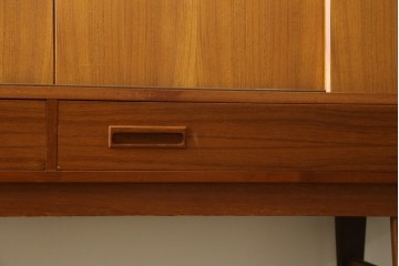 デンマークヴィンテージ　美品　Westergaards Mobelfabrik(ウエスタゴーズ・モーベルファブリック)　Erik Jensen(エリック・ジェンセン)デザイン　チーク材　ミラー装飾がお洒落なサイドボード　(R-087501)