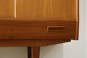 デンマークヴィンテージ　美品　Westergaards Mobelfabrik(ウエスタゴーズ・モーベルファブリック)　Erik Jensen(エリック・ジェンセン)デザイン　チーク材　ミラー装飾がお洒落なサイドボード　(R-087501)