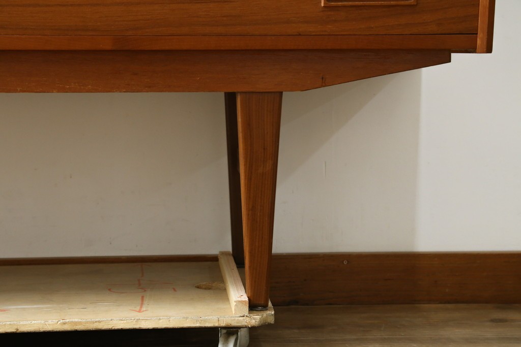 デンマークヴィンテージ　美品　Westergaards Mobelfabrik(ウエスタゴーズ・モーベルファブリック)　Erik Jensen(エリック・ジェンセン)デザイン　チーク材　ミラー装飾がお洒落なサイドボード　(R-087501)