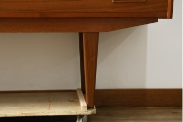 デンマークヴィンテージ　美品　Westergaards Mobelfabrik(ウエスタゴーズ・モーベルファブリック)　Erik Jensen(エリック・ジェンセン)デザイン　チーク材　ミラー装飾がお洒落なサイドボード　(R-087501)