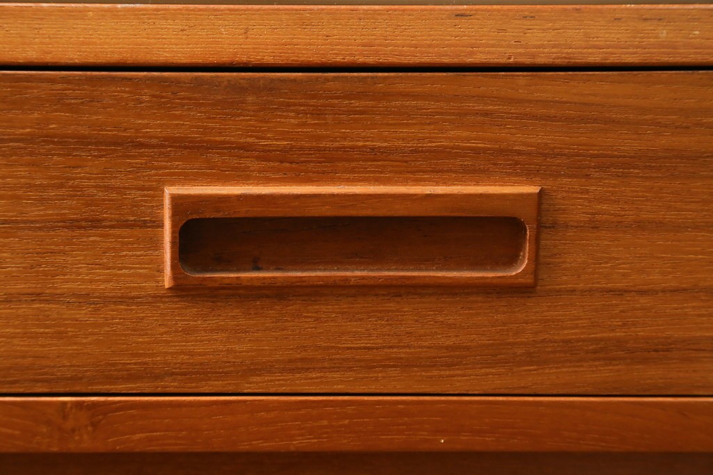 デンマークヴィンテージ　美品　Westergaards Mobelfabrik(ウエスタゴーズ・モーベルファブリック)　Erik Jensen(エリック・ジェンセン)デザイン　チーク材　ミラー装飾がお洒落なサイドボード　(R-087501)