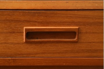 デンマークヴィンテージ　美品　Westergaards Mobelfabrik(ウエスタゴーズ・モーベルファブリック)　Erik Jensen(エリック・ジェンセン)デザイン　チーク材　ミラー装飾がお洒落なサイドボード　(R-087501)