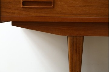 デンマークヴィンテージ　美品　Westergaards Mobelfabrik(ウエスタゴーズ・モーベルファブリック)　Erik Jensen(エリック・ジェンセン)デザイン　チーク材　ミラー装飾がお洒落なサイドボード　(R-087501)