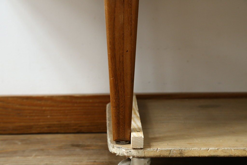 デンマークヴィンテージ　美品　Westergaards Mobelfabrik(ウエスタゴーズ・モーベルファブリック)　Erik Jensen(エリック・ジェンセン)デザイン　チーク材　ミラー装飾がお洒落なサイドボード　(R-087501)