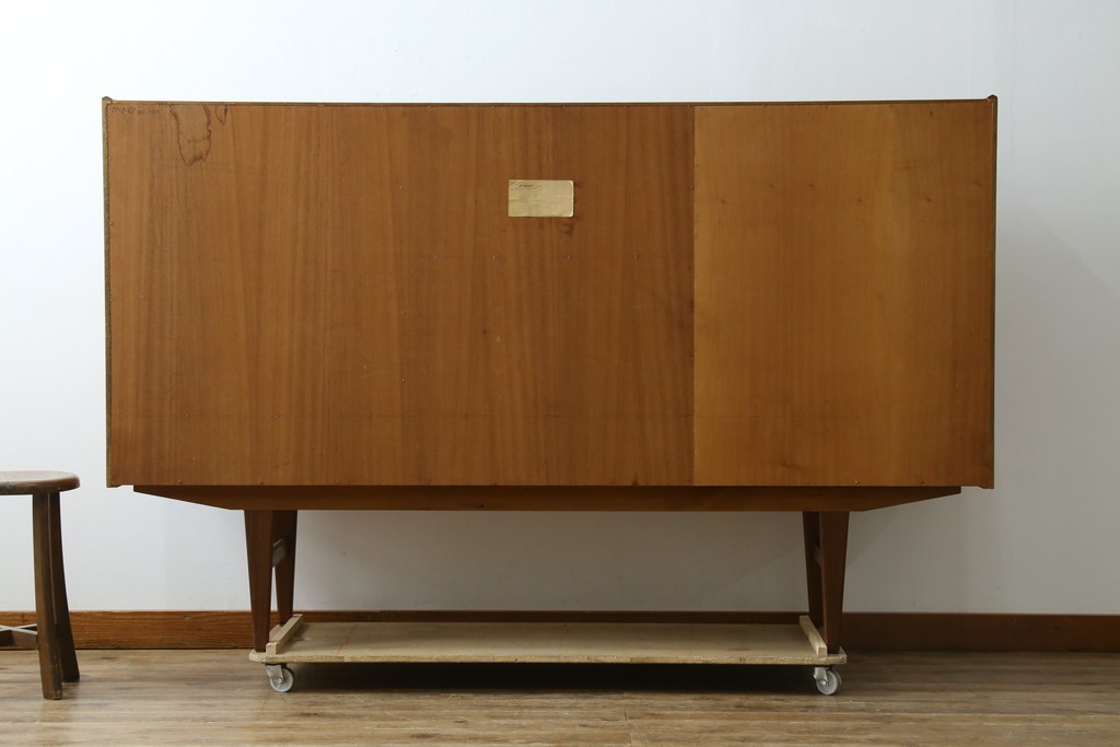 デンマークヴィンテージ　美品　Westergaards Mobelfabrik(ウエスタゴーズ・モーベルファブリック)　Erik Jensen(エリック・ジェンセン)デザイン　チーク材　ミラー装飾がお洒落なサイドボード　(R-087501)
