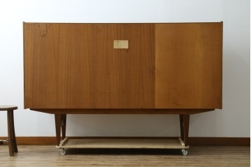 デンマークヴィンテージ　美品　Westergaards Mobelfabrik(ウエスタゴーズ・モーベルファブリック)　Erik Jensen(エリック・ジェンセン)デザイン　チーク材　ミラー装飾がお洒落なサイドボード　(R-087501)