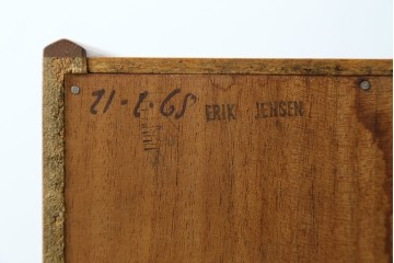 デンマークヴィンテージ　美品　Westergaards Mobelfabrik(ウエスタゴーズ・モーベルファブリック)　Erik Jensen(エリック・ジェンセン)デザイン　チーク材　ミラー装飾がお洒落なサイドボード　(R-087501)