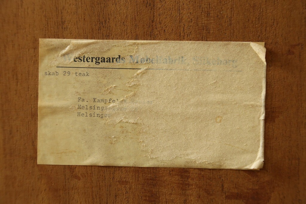 デンマークヴィンテージ　美品　Westergaards Mobelfabrik(ウエスタゴーズ・モーベルファブリック)　Erik Jensen(エリック・ジェンセン)デザイン　チーク材　ミラー装飾がお洒落なサイドボード　(R-087501)