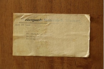 デンマークヴィンテージ　美品　Westergaards Mobelfabrik(ウエスタゴーズ・モーベルファブリック)　Erik Jensen(エリック・ジェンセン)デザイン　チーク材　ミラー装飾がお洒落なサイドボード　(R-087501)