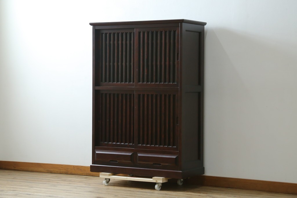 中古　北海道勇峰工芸　縦桟が整然と並ぶ格子戸付き水屋箪笥　(R-087505)