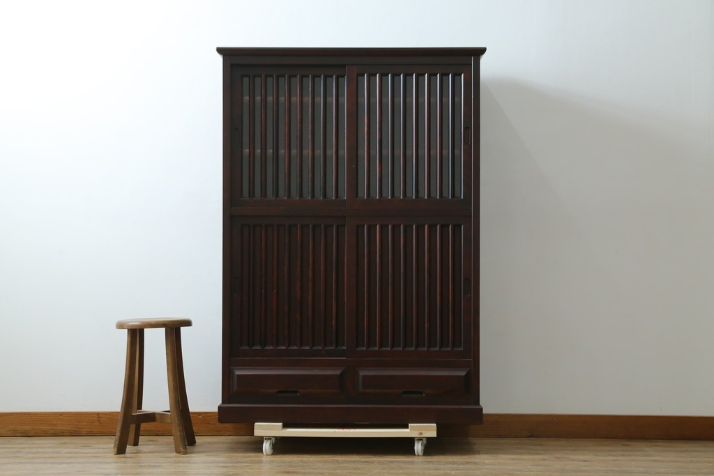 中古　北海道勇峰工芸　縦桟が整然と並ぶ格子戸付き水屋箪笥　(R-087505)