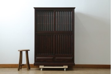 中古　北海道勇峰工芸　縦桟が整然と並ぶ格子戸付き水屋箪笥　(R-087505)