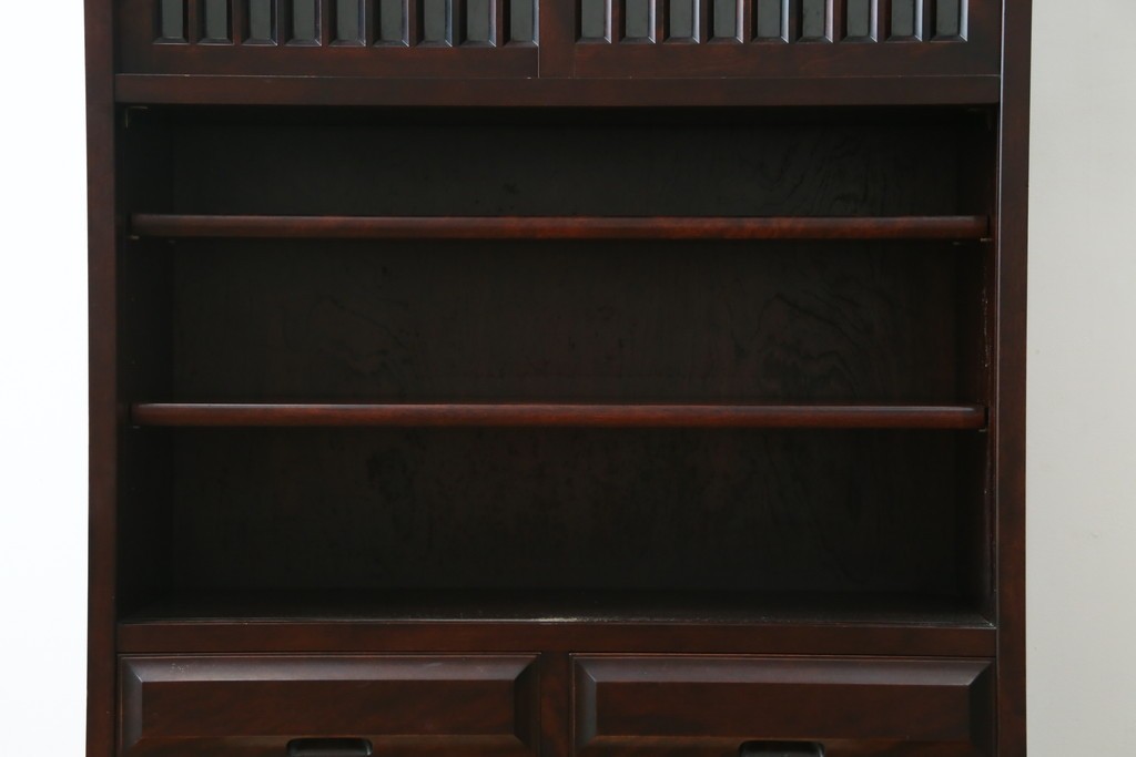 中古　北海道勇峰工芸　縦桟が整然と並ぶ格子戸付き水屋箪笥　(R-087505)