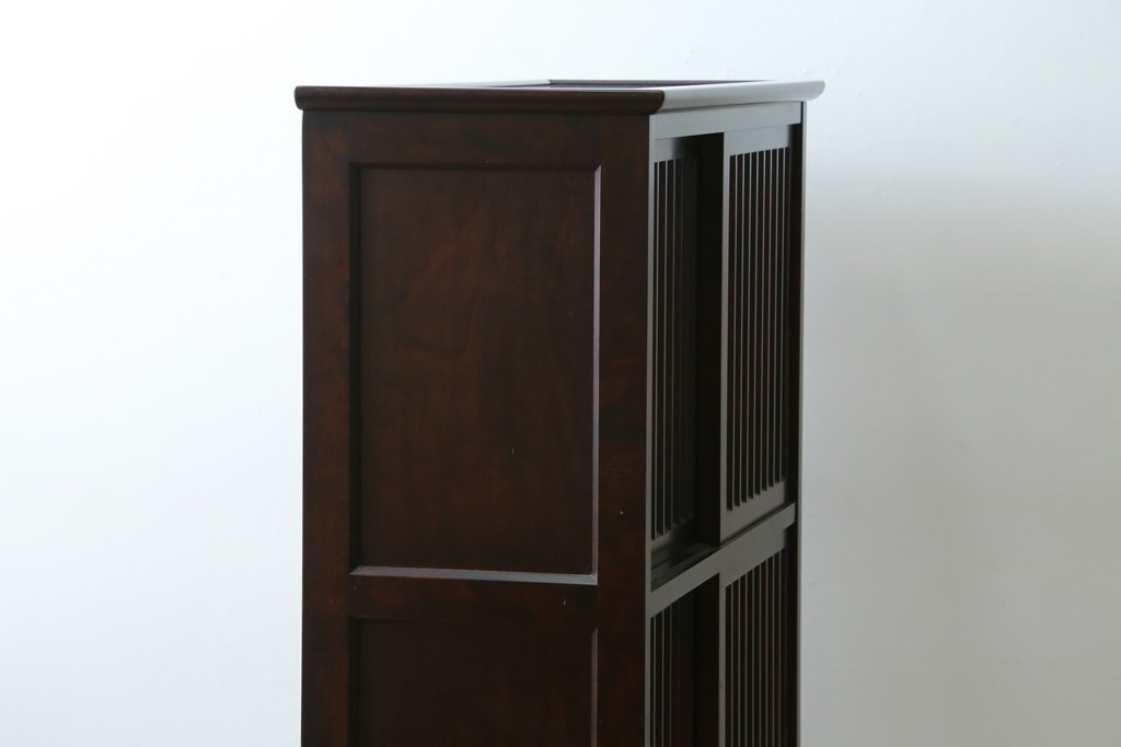 中古　北海道勇峰工芸　縦桟が整然と並ぶ格子戸付き水屋箪笥　(R-087505)